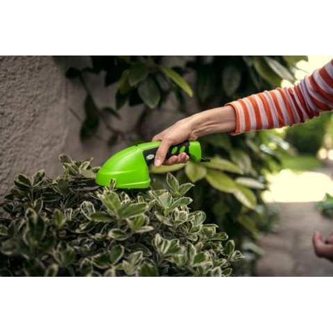 Садовые ножницы аккумуляторные  Greenworks Арт. 1600807, 7,2V со встроенным аккумулятором 2 Aч и телескопической ручкой