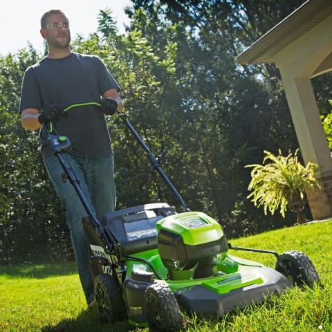 Газонокосилка аккумуляторная Greenworks Арт. 2502907UB, 60V, 46 см, самоходная, бесщеточная, с 1хАКБ 4 Ач АКБ и ЗУ