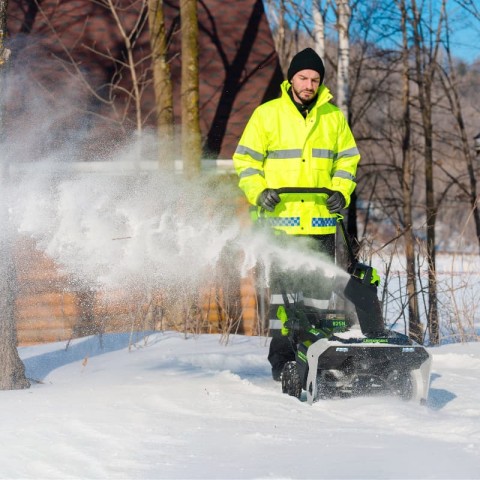 Снегоуборщик аккумуляторный Greenworks Арт. 2603307UB, 82V, 56 см, бесщеточный, c АКБ 5АЧ и ЗУ