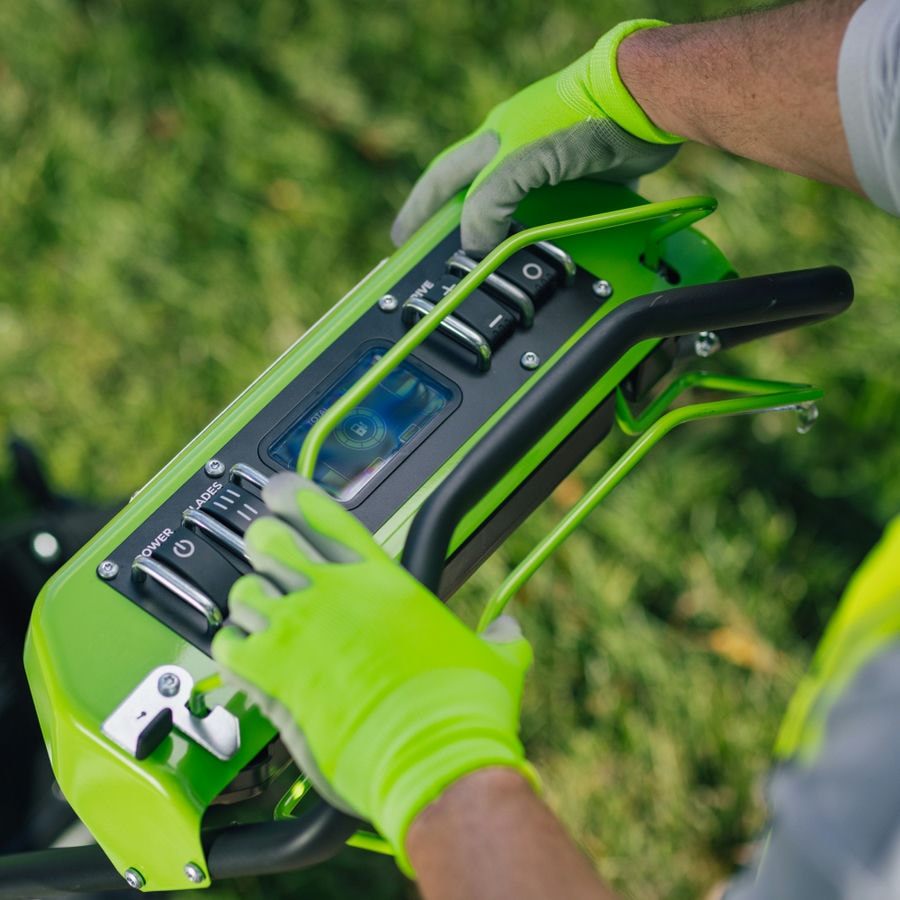 Газонокосилка аккумуляторная Greenworks Арт. 2519407U28, 82V, 56см, с алюминиевой декой, самоходная, бесщеточная, с двумя 8 Ач АКБ и двойным ЗУ