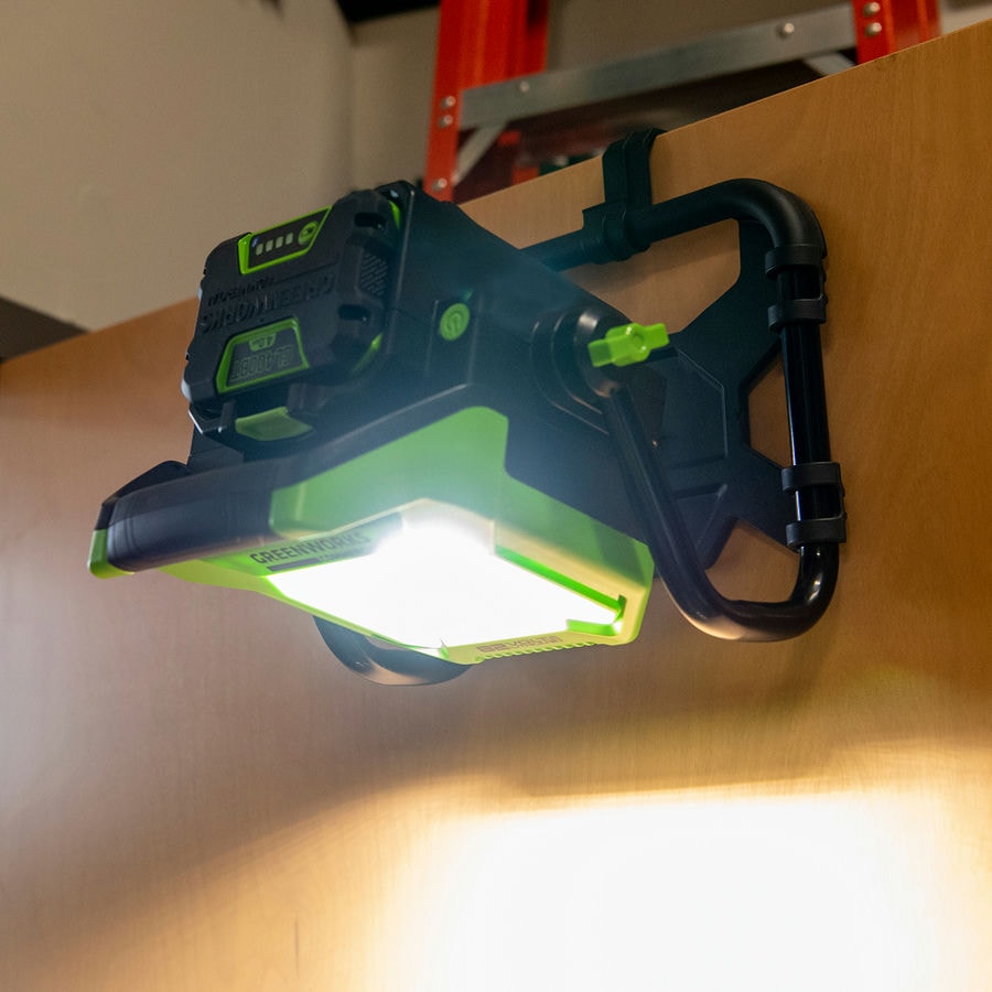 LED-прожектор Greenworks G82WLH с гибридным питанием, 82V / 220V, 1250/2500 лм, крюк для подвеса, крепление на стену, кабель 30 см, без АКБ и ЗУ (3504007)