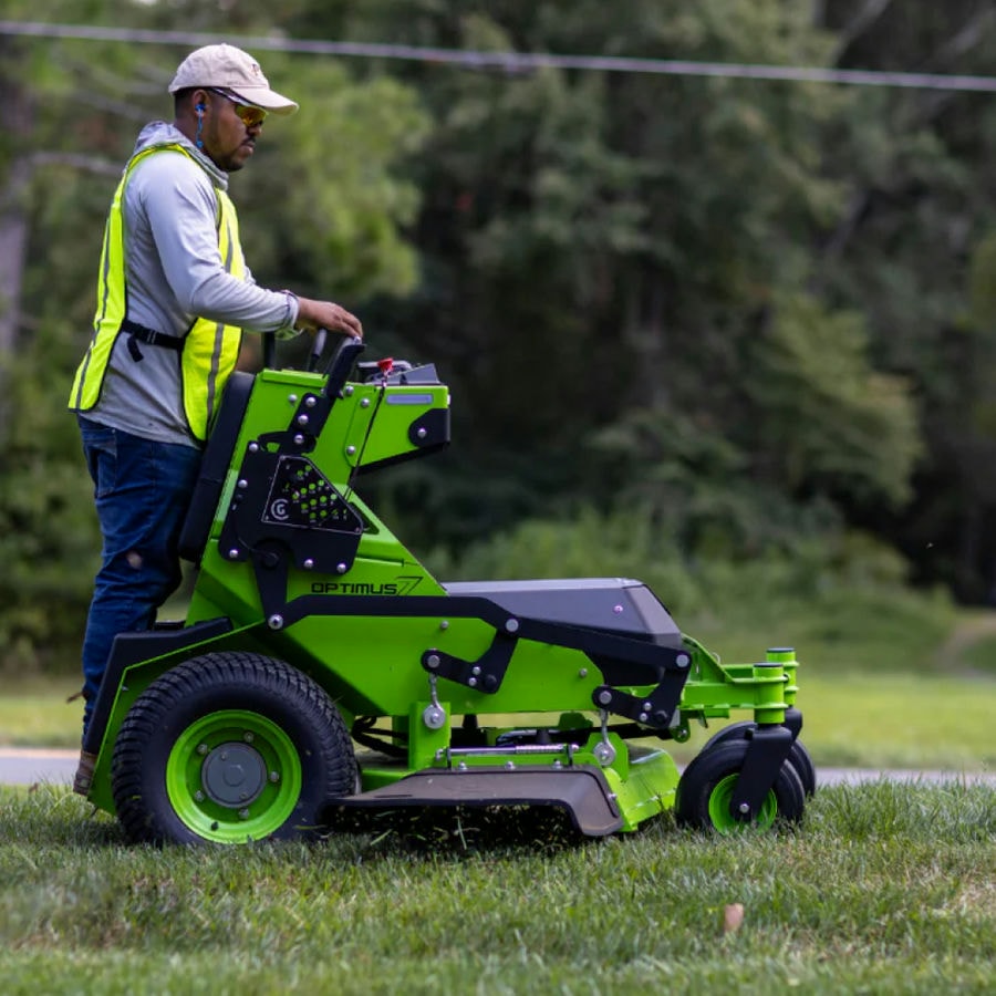 Райдер садовый аккумуляторный с нулевым радиусом разворота Greenworks ZTCS92, 82V, 92 см, с АКБ 8 кВтч (7405407)